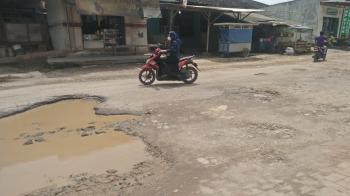 Jalan Depan Puskesmas Campang Raya Rusak Parah
